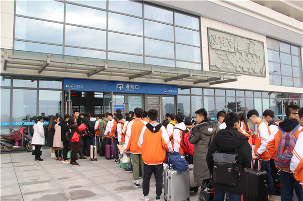 2有序排隊(duì)，等待上車-14422562519.JPG