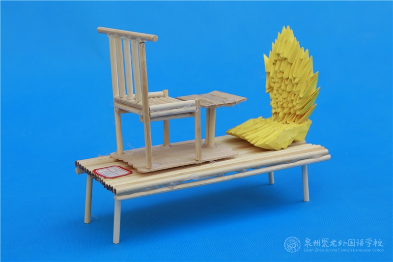 402班 蘇煒杰同學(xué)《不同的椅子》