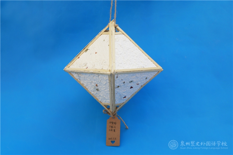 705班 鄧雪婷、丁鎵沂、江佳慧同學(xué)《花草燈》