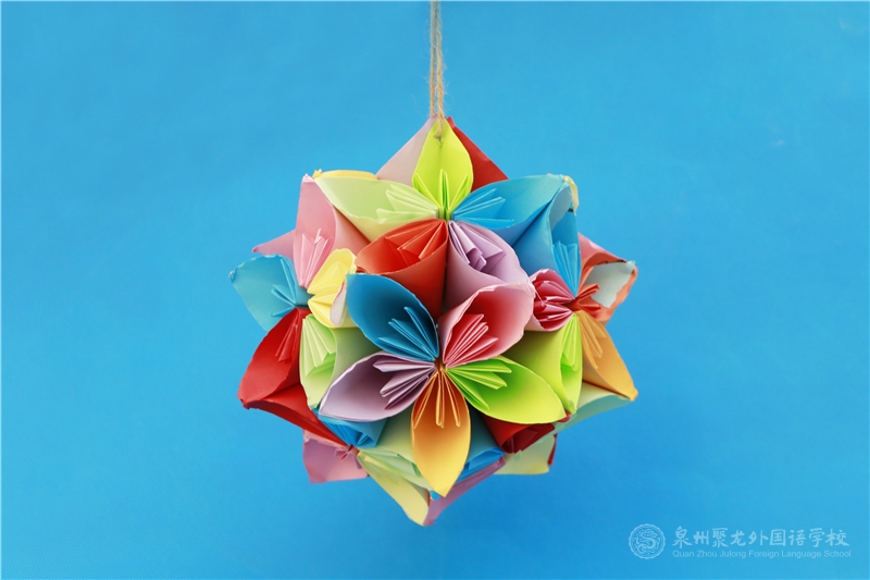 705班 鄧雪婷同學(xué)《折紙花球》